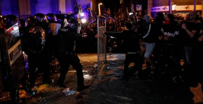 Mossos y manifestantes se enfrentan en las inmediaciones de la Delegación del Gobierno de Barcelona. (ALBERT GEA | REUTERS)