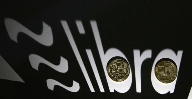 La sombra de un logotipo de Libra, la criptomoneda de Facebook, impreso en 3D. REUTERS / Dado Ruvic