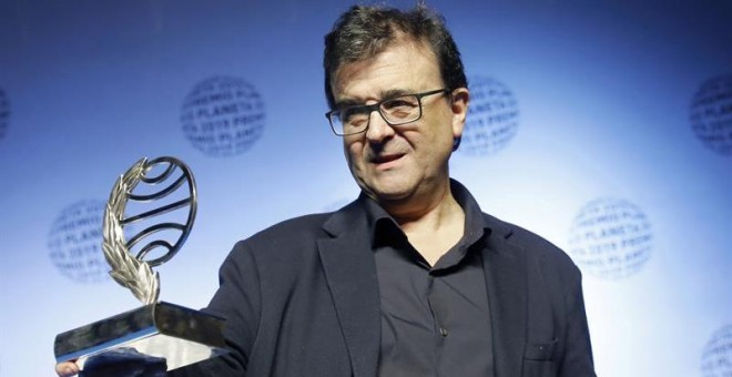 15/10/2019.- El escritor Javier Cercas, con la novela 'Terra Alta', ha sido el ganador del LXVIII Premio Planeta de Novela fallado hoy en Barcelona y dotado con 601.000 euros, en el transcurso de una cena literaria celebrada esta noche en el Museo Naciona