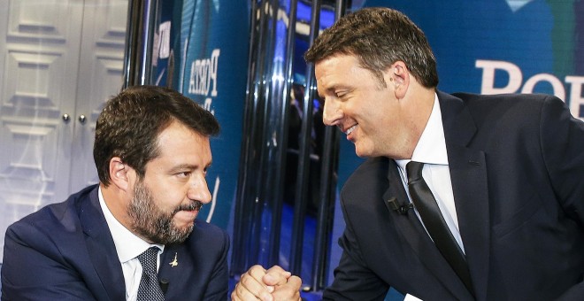 El secretario de la Liga, Matteo Salvini (L), con el líder del partido italiano 'Italia Viva', Matteo Renzi (R), durante el programa italiano Raiuno 'Porta a porta'. EFE / EPA / FABIO FRUSTACI