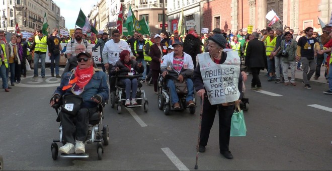 16/10/2019 - Una mujer acompañada de varias personas en silla de ruedas encabezaron la manifestación de los pensionistas este 16 de octubre en Madrid./ MARÍA DUARTE
