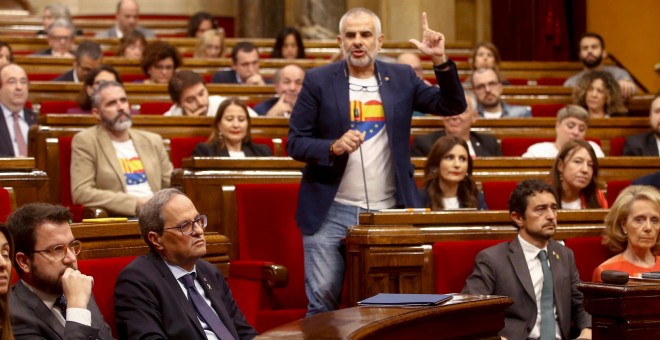 17/10/2019.- El presidente del grupo parlamentario de Ciudadanos, Carlos Carrizosa (c) interviene en el Parlament. / EFE - QUIQUE GARCÍA