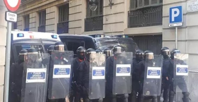 17/10/2019 - Agentes de los Mossos d'Esquadra ante la Jefatura Superior de Catalunya en la manifestación estudiantil. / EUROPA PRESS