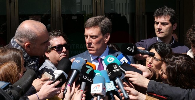 11/04/2019 - El padre de Diana Quer, Juan Carlos Quer, ofrece declaraciones a los medios de comunicación a la salida de la Audiencia Provincial de A Coruña. / EUROPA PRESS