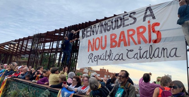 18/10/2019 - Manifestantes esperando la llegada de las 'marchas por la libertad' en el puente de Sarajevo, barrio de Trinitat. / PÚBLIC