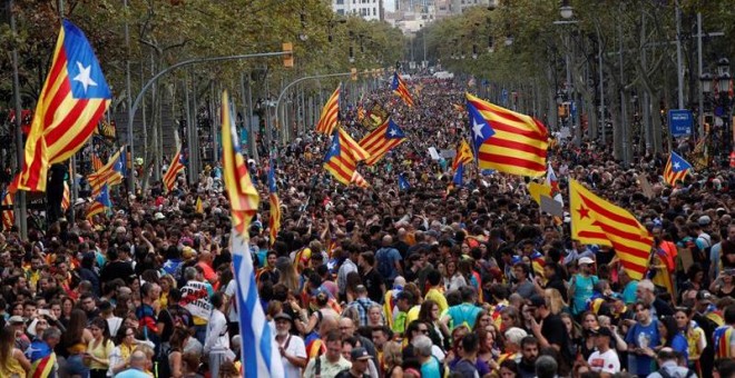 La manifestació central de la vaga general ha omplert el Passeig de Gràcia. EFE / ALEJANDRO GARCÍA