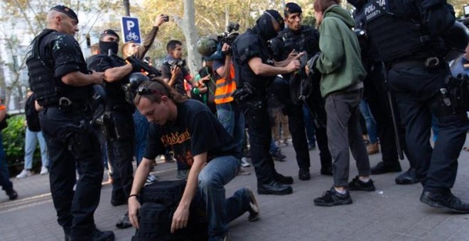 Los Mossos controlan los accesos a la plaza de Urquinaona, donde está convocada la manifestación de este sábado en Barcelona. / EFE
