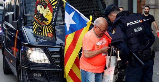 Agentes de la Policía controlan el acceso a la Via Laietana y la plaza de Urquinaona de Barcelona. / TONI ALBIR (EFE)