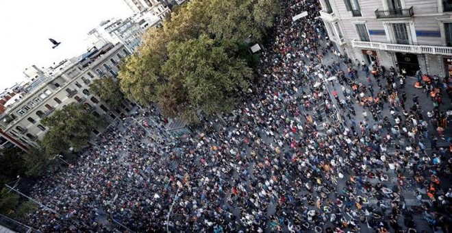 Miles de personas se concentran en la plaza de Urquinaona de Barcelona. / JESÚS DIGES (EFE)