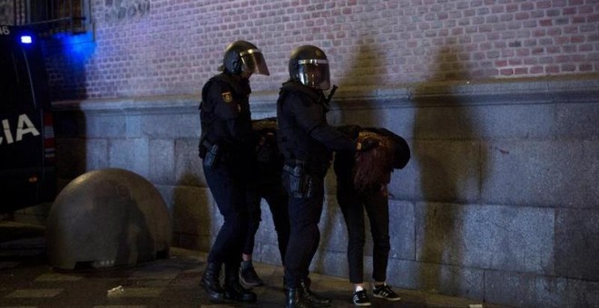 La Policía Nacional detiene a dos jóvenes en el centro de Madrid, después que cientos de manifestantes hayan tratado de cortar Gran Vía una vez finalizada una marcha de 4.000 personas que este sábado ha pedido la 'amnistía de todos los presos políticos'.