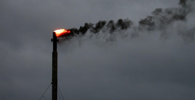 El humo se mezcla con las nubes en una refinería de petróleo en Texas./Reuters