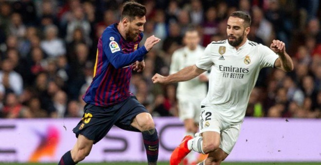 El defensa del Real Madrid Dani Carvajal ante el delantero argentino del FC Barcelona Lionel Messi durante un Barcelona-Real Madrid. - EFE