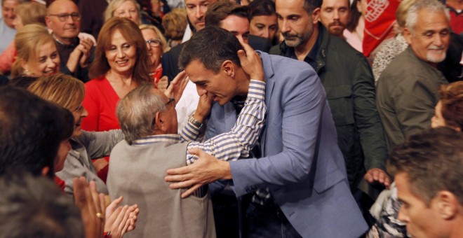 El candidato socialista a la presidencia, y presidente del Gobierno en funciones, Pedro Sánchez, abraza a un seguidor en un acto de precampaña en Zamora, Castilla y León. EFE/Mariam A. Montesinos