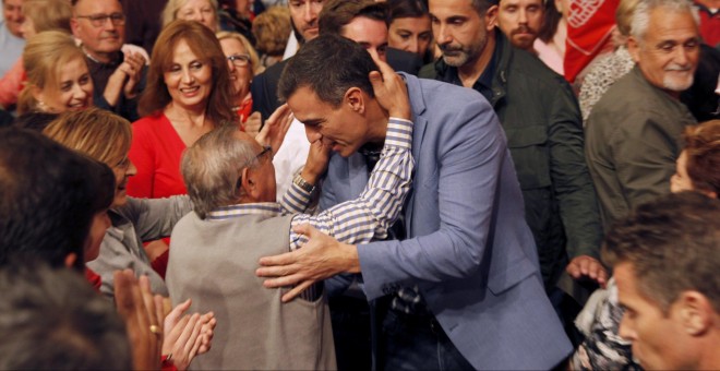 El candidato socialista a la presidencia, y presidente del Gobierno en funciones, Pedro Sánchez, abraza a un seguidor en un acto de precampaña en Zamora, Castilla y León. EFE/Mariam A. Montesinos