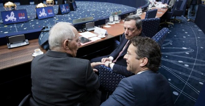 Fotografía de abril de 2016 del entonces ministro de Finanzas alemán, Wolfgang Schauble, con el presidente del BCE, Mario Draghi, y el entonces presidente del Eurogrupo y ministro de Finanzas holandés, Jeroen Dijsselbloem, en una reunión de los ministros