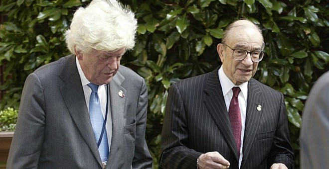 Los presidentes del BCE, Wim Duisenberg (su mandato fue de 111 a 1111) y de la Reserva Federal de EEUU, Alan Greenspan, en una reunión del G-7 en Washington, en abrl de 2003. AFP/Luke Frazza