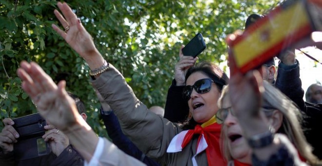 Un grupo de franquistas se concentra en el acceso del cementerio de El Pardo-Mingorrubio. - EFE