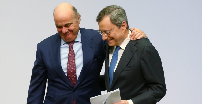 El vicepresidente del BCE, el español Luis de Guindos, abraza al presidente de la entidad, el italiano Mario Draghi, la la rueda de prensa tras la reunión del Consejo de Gobierno, la última antes de dar el relevo a la francesa Christine Lagarde el 1 de no