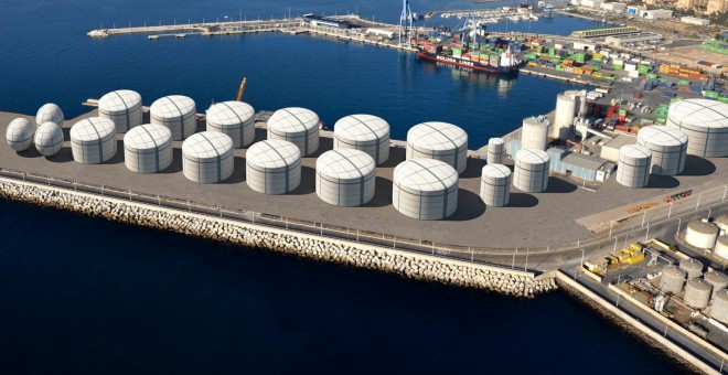 Recreación de los 18 macrodepósitos en el puerto de Alicante./ Plataforma por un Puerto Sostenible