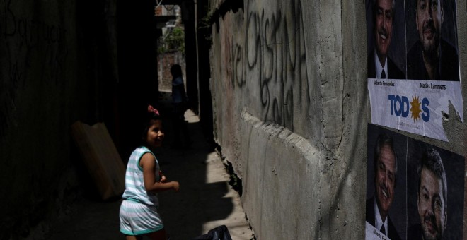 Una niña camina por una calle con propaganda electoral peronista a las afueras de Buenos Aires.- REUTERS/ RICARDO MORAES