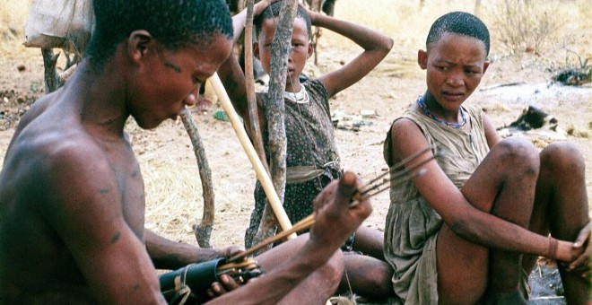 Un grupo de bosquimanos del Kalahari, considerados la cuna del Homo Sapiens en un imagen sin fecha de la investigadora de la Universidad de Utah Polly Wiessner.-AFP