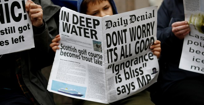 Un manifestante lee un periódico falso con el titular: 'No se preocupe, todo va bien. Ignorancia es felicidad'. REUTERS/Henry Nicholls