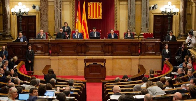 La mayoría independentista de la Mesa del Parlamento catalán ha avalado admitir a trámite una moción de la CUP que alude al derecho a la autodeterminación. EFE