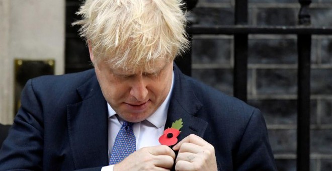 Boris Johnson, con la amapola roja en Londres hace unos días. REUTERS/Toby Melville