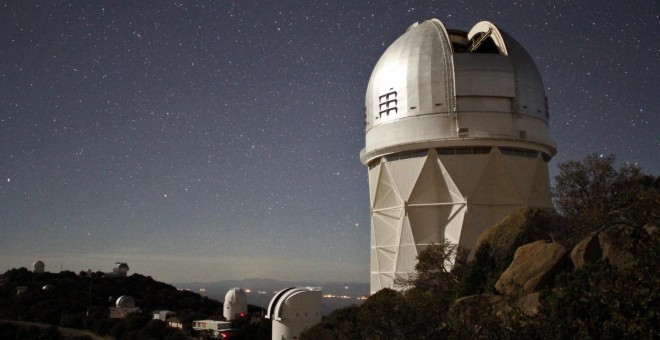 Vista nocturna del telescopio Mayall, en el que se ha instalado DESI./P. MARENFELD & NOAO/AURA/NSF