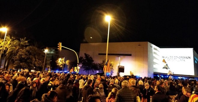 Persones concentrades al Palau de Congressos contra Felip VI. @CDR_SantAntoni