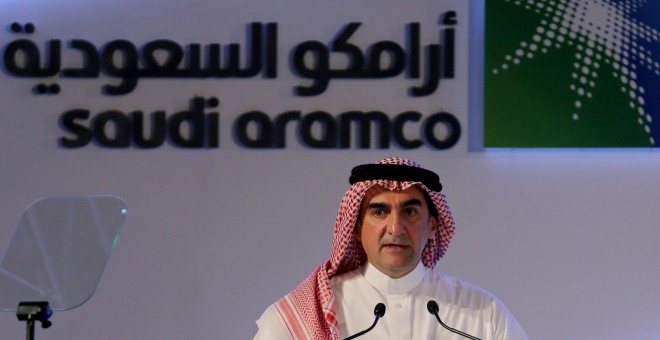 El presidente del consejo de administración de Saudi Aramco, Yasir al-Rumayyan, en la rueda de prensa en Dhahran (Arabia Saudita) para presentar la salida a bolsa de la petrolera. REUTERS/Hamad I Mohammed