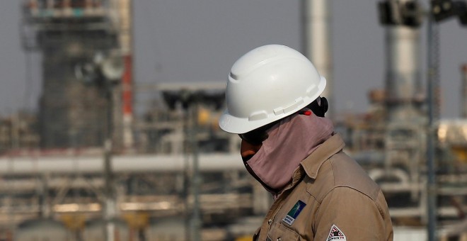 Un empleado de Saudi Aramco en sus instalaciones de  Abqaiq. REUTERS/Maxim Shemetov