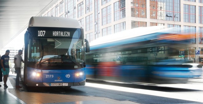 11/07/2019.- Varias personas se montan en el autobús de la EMT, línea 107, en la estación de autobuses de Plaza de Castilla./ EUROPA PRESS