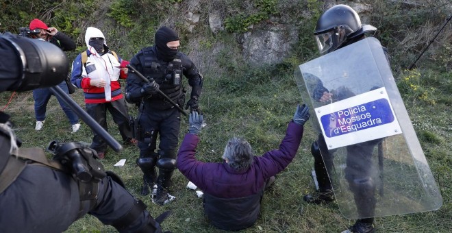 12.11.19. Mossos detienen a un hombre como miembro de Tsunami Democràtic. REUTERS / Rafael Marchante