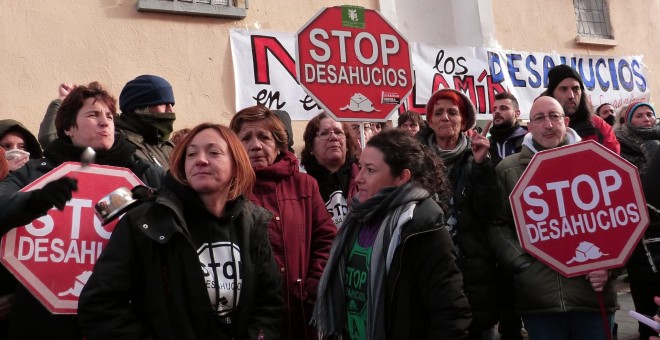 12/11/2019-. Decenas de personas acudieron a parar el desahucio de  Diego Catriel en Guadalajara. / María Duarte