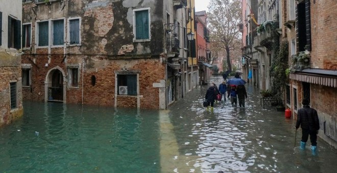 Transeúntes caminan por las calles inundadas de Venecia. REUTERS/Manuel Silvestri