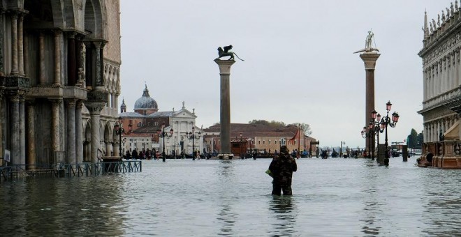 Un hombre permanece en la Plaza de San Marcos tras la subida de las mareas que alcanzó durante la noche de este martes los 187 centímetros. REUTERS/Manuel Silvestri