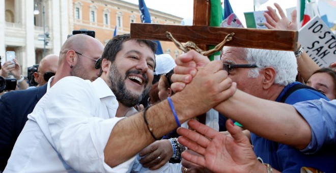 19/10/2019.- Un partidario se da la mano con el líder del partido de la Liga, Matteo Salvini, después de una manifestación en Roma. REUTERS / Remo Casilli