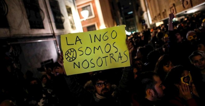 13/11/2019.- Cientos de personas protestan en las inmediaciones del edificio de La Ingobernable en Madrid tras el desalojo de este miércoles.  / EFE - DAVID FERNÁNDEZ