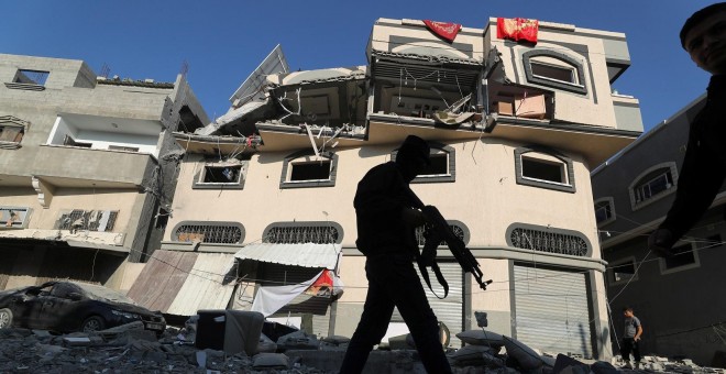 12/11/2019 - Miliciano palestino frente a la casa de un alto cargo de Yihad Islámica tras un ataque aéreo israelí. / REUTERS