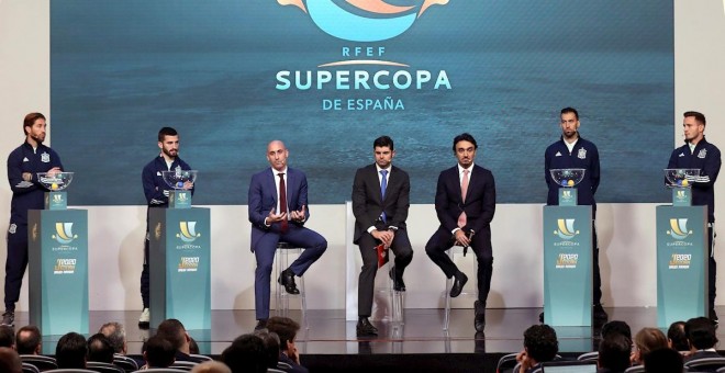 11/11/2019.- Los jugadores de la selección española de fútbol tras el sorteo de los emparejamientos de la Supercopa de España, que se jugará en Arabia Saudí. / EFE - KIKO HUESCA