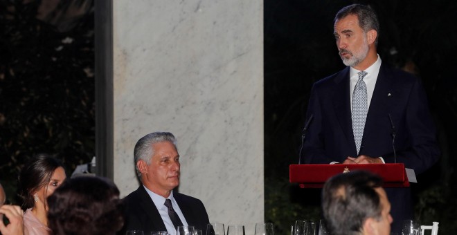 13.11.19 - El rey Felipe VI durante su intervención en la cena ofrecida por los monarcas españoles al presidente de Cuba, Miguel Díaz-Canel (c), este miércoles en el Palacio de los Capitanes Generales de La Habana. EFE/Juan Carlos Hidalgo