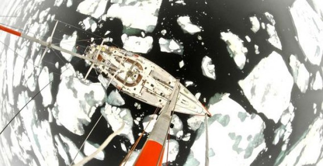 El velero Tara navegando a través de trozos de hielo. Imagen tomada por un drone / Francois Aurat_Foundation Tara Ocean