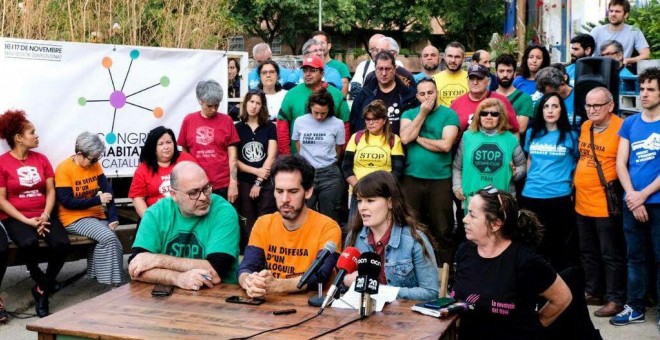 Eepresentantes de diferentes colectivos por la vivienda de Catalunya, durante la presentnación del Congrés d'Habitatge de Catalunya en Barcelona.