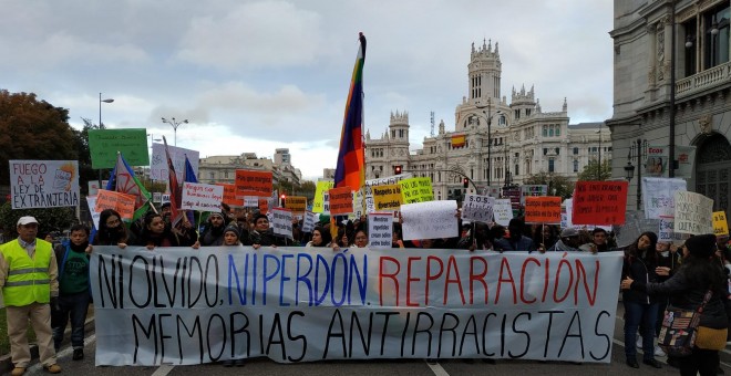 La cabecera de la manifestación clamaba en contra del olvido de las personas agredidas por el 'racismo institucional'. | Foto: Guillermo Martínez