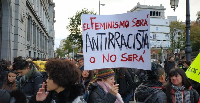 Los mensajes feministas han estado presentes durante toda la manifestación. | Foto: Guillermo Martínez