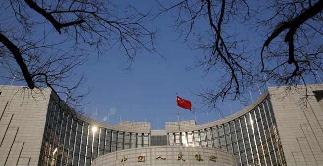 La bandera china sobre el eificio del Banco Popular de China, el banco central del gigante asiático. REUTERS/Kim Kyung-Hoon