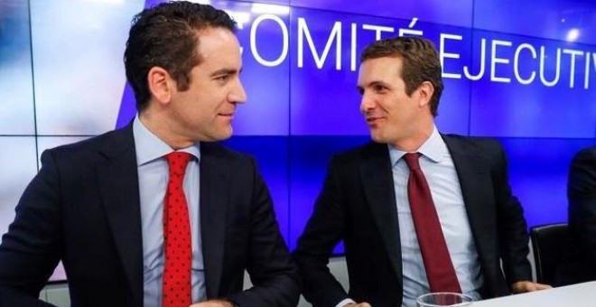 El presidente nacional del PP, Pablo Casado (derecha), y el secretario general de la formación, Teodoro García Egea, durante una reunión del Comité Ejecutivo Nacional.