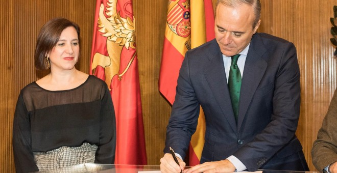 La vicealcaldesa de Zaragoza, Sara Fernández (C’s), observa cómo el alcalde Jorge Azcón (PP) firma un documento. / Ayuntamiento de zaragoza