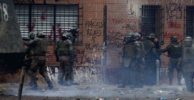 Altercados en Santiago de Chile entre manifestantes y las Fuerzas Especiales./ CARLOS VERA/ COLECTIVO 2+. 11/11/19